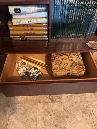 Mueble de salón de madera marrón