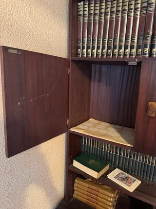 Mueble de salón de madera marrón