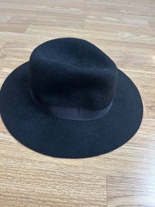 Sombrero negro ala ancha