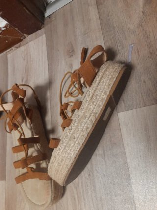 Sandalias de cuña con cordones