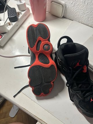 Zapatillas Jordan Negras y Rojas