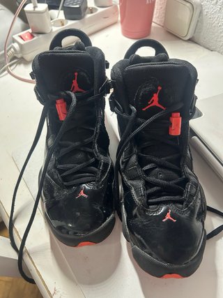 Zapatillas Jordan Negras y Rojas