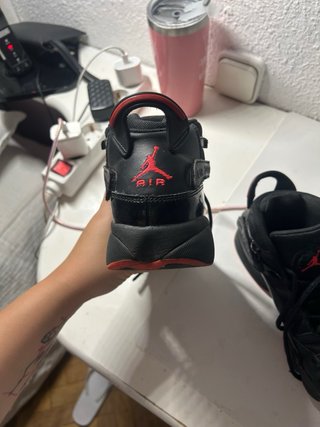 Zapatillas Jordan Negras y Rojas