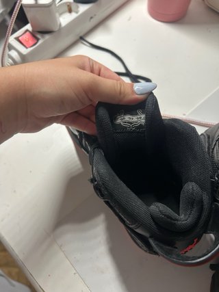 Zapatillas Jordan Negras y Rojas