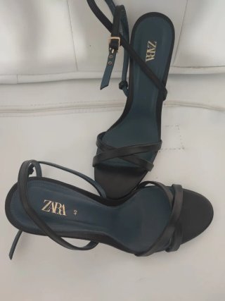 Sandalias ZARA tacón fino negras en piel
