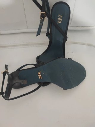 Sandalias ZARA tacón fino negras en piel