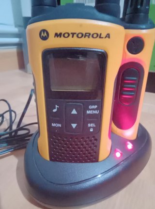 Walkie Talkies Motorola (2 unidades) + Base