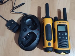 Walkie Talkies Motorola (2 unidades) + Base