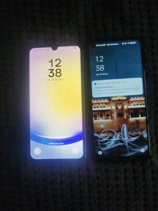 Dos móviles negros y plateados