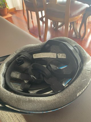 Casco de bici azul con copos de nieve
