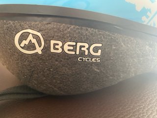 Casco de bici azul con copos de nieve