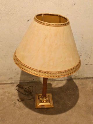 Lámpara de salón beige y dorada