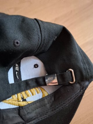 Gorra Nike Negra y Dorada
