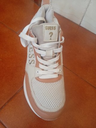 Zapatillas Guess Blancas y Doradas