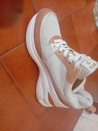 Zapatillas Guess Blancas y Doradas