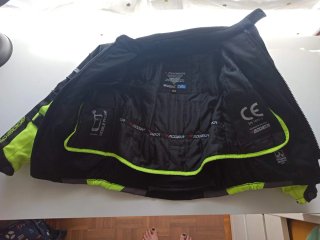 Chaqueta infantil moto negra y flúor. Talla 128.