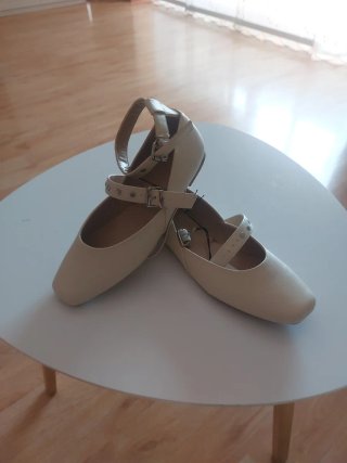 Zapatos planos beige con correa