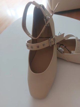 Zapatos planos beige con correa