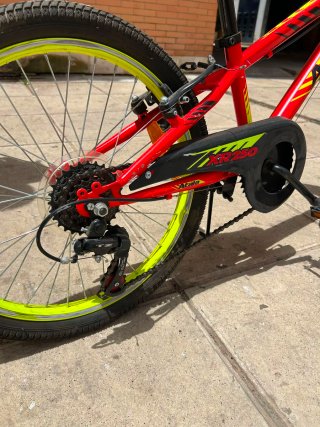 Bicicleta infantil roja y amarilla