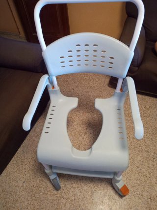 Se vende silla con ruedas para baño con apenas uso