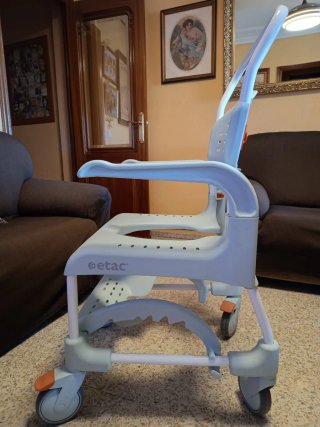 Se vende silla con ruedas para baño con apenas uso