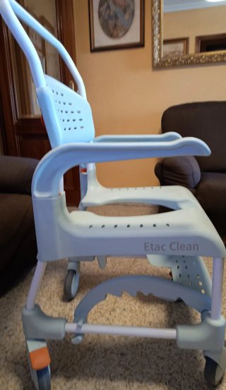 Se vende silla con ruedas para baño con apenas uso