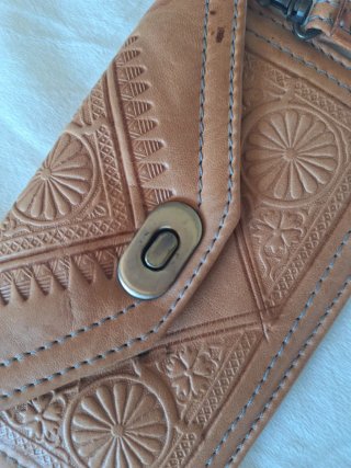 Cartera de piel grabada