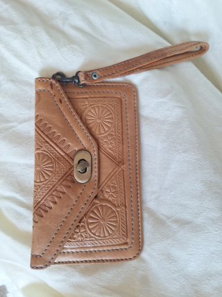 Cartera de piel grabada