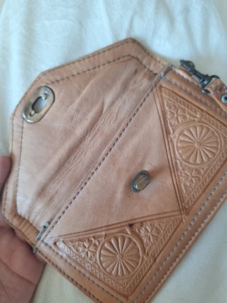 Cartera de piel grabada