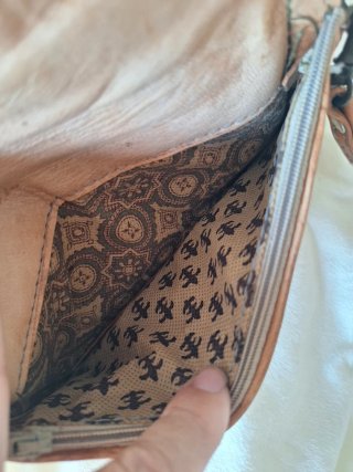 Cartera de piel grabada