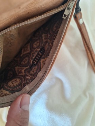 Cartera de piel grabada