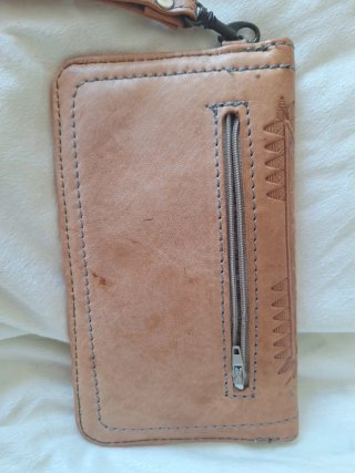 Cartera de piel grabada