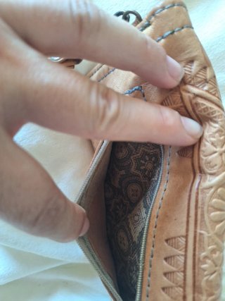 Cartera de piel grabada
