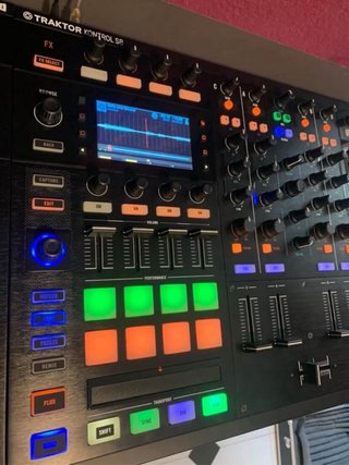 Controlador DJ Traktor Kontrol S8