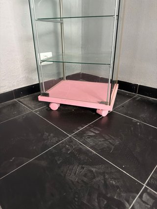 Vitrina de cristal con ruedas rosa