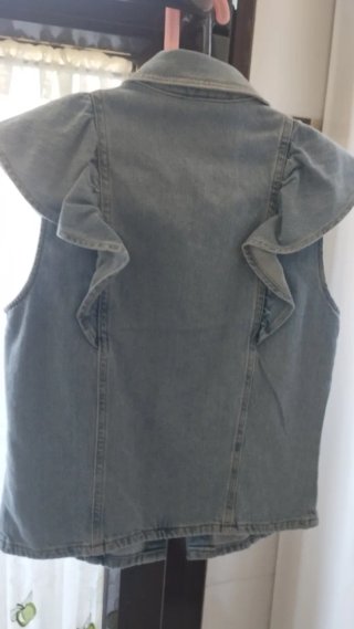 Blusa vaquera sin mangas con volantes.Sin estrenar