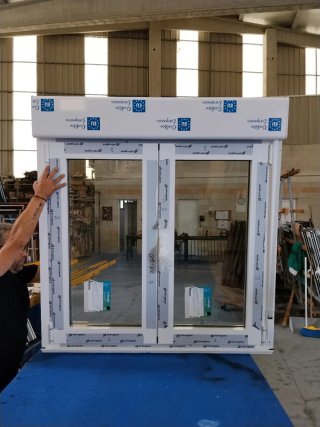 Ventana aluminio nueva con persiana blanca
