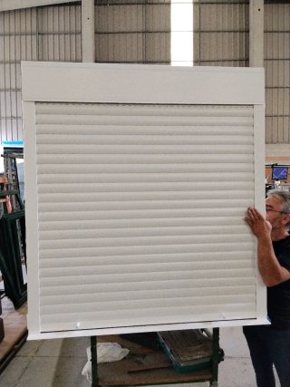 Ventana aluminio nueva con persiana blanca