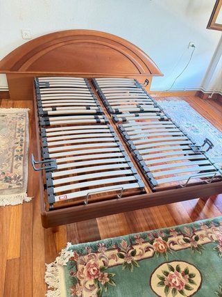 Cama eléctrica de madera y metal