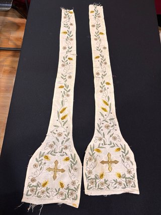 Estola bordada oro y sedas