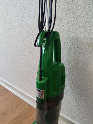 Aspiradora verde con cable