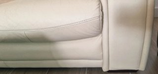 Sofá de piel beige 2 plazas
