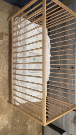 Cuna de madera con colchón