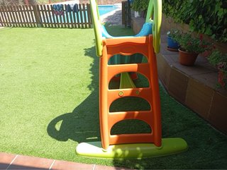 Tobogán infantil azul y naranja