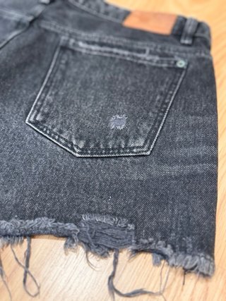 Short negro rotos. Talla 42. Zara