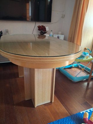 Mesa de madera y cristal ovalada