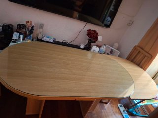 Mesa de madera y cristal ovalada
