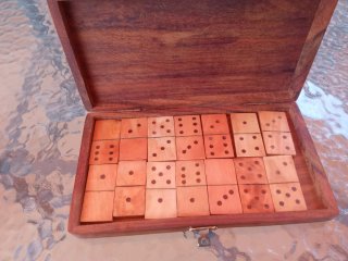 Juego de Dominó de Madera con Caja