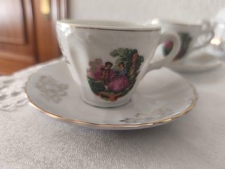 Tetera y tazas de porcelana musical.