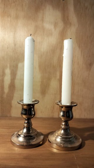 Pareja candelabros antiguos latón